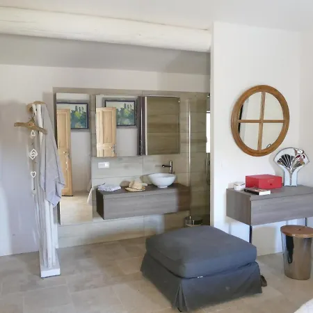 Holiday home Le Petit Nid D'amour Cereste