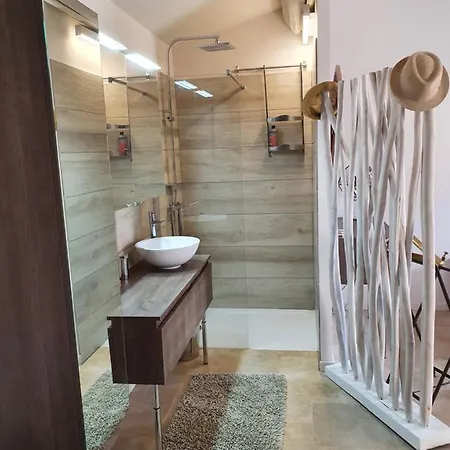 Holiday home Le Petit Nid D'amour Cereste